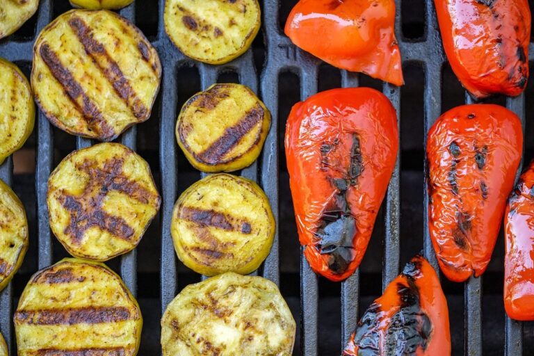Grillowana cukinia i grillowana papryka. Grillowanie warzyw
