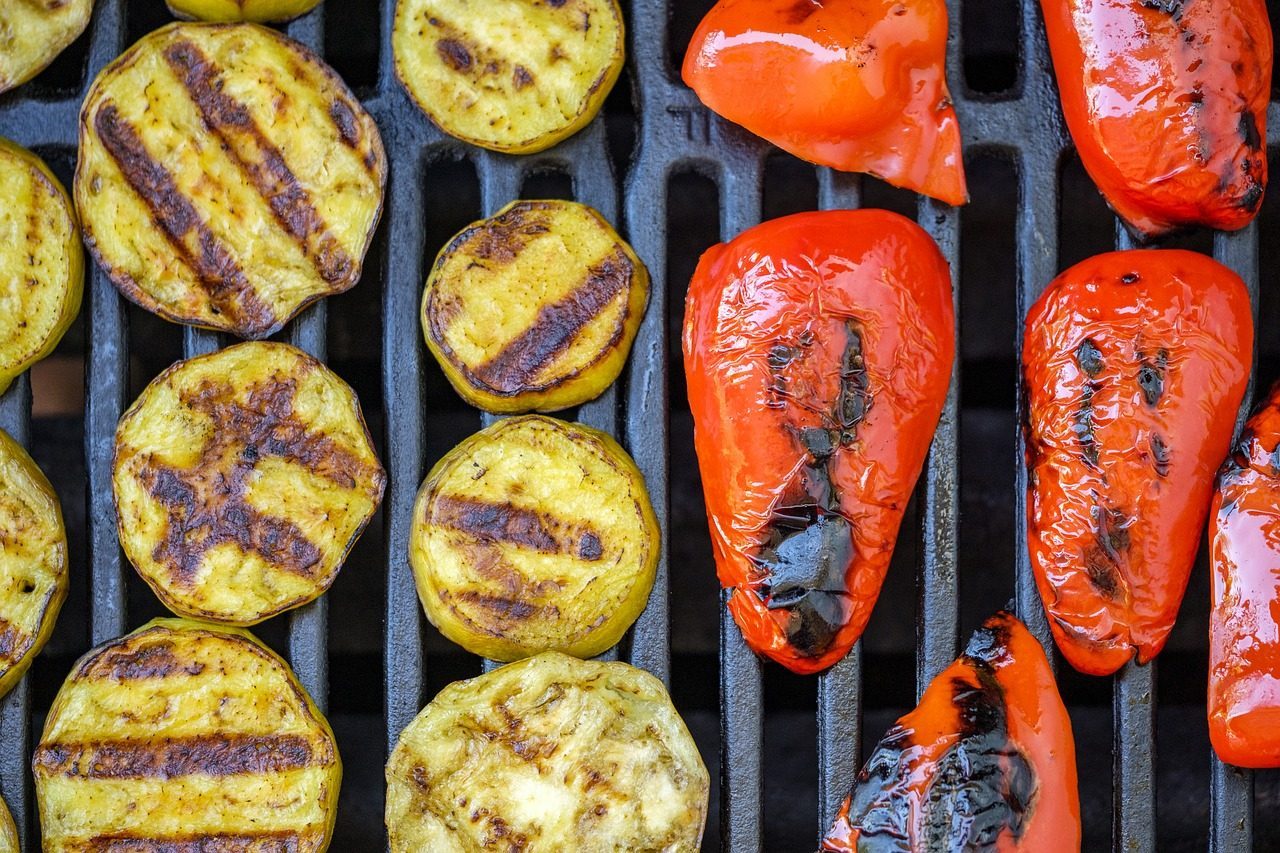 Grillowana cukinia i grillowana papryka. Grillowanie warzyw