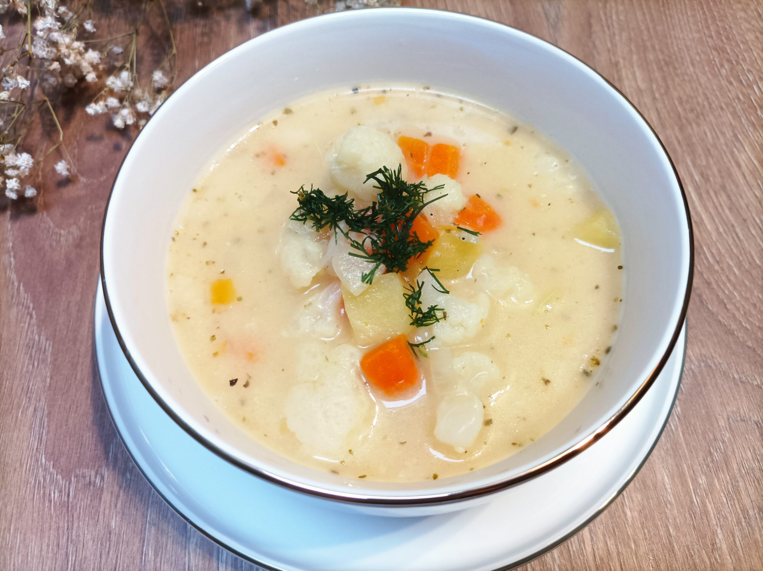 Zupa kalafiorowa z ziemniakami i marchewką